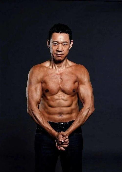 欧美硬汉肌肉裤子视频,展现狂野时尚裤子风采