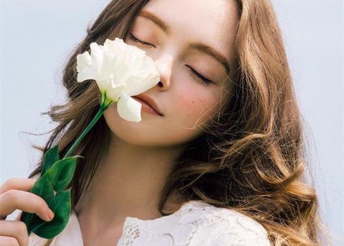 欧美女孩自拍换装视频,换装视频演绎潮流风采