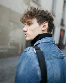 欧美长发男发型烫发视频,打造时尚潮流造型