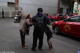 欧美游客乞讨图片视频,街头众生相的冷峻写照