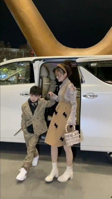 欧美晚上逛街视频