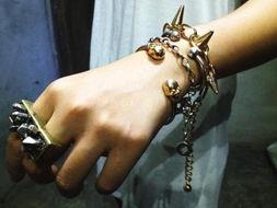 欧美手链街拍视频大全,时尚达人演绎百变风格