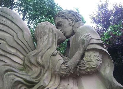 欧美接吻雕塑视频,浪漫瞬间，艺术与情感的交融